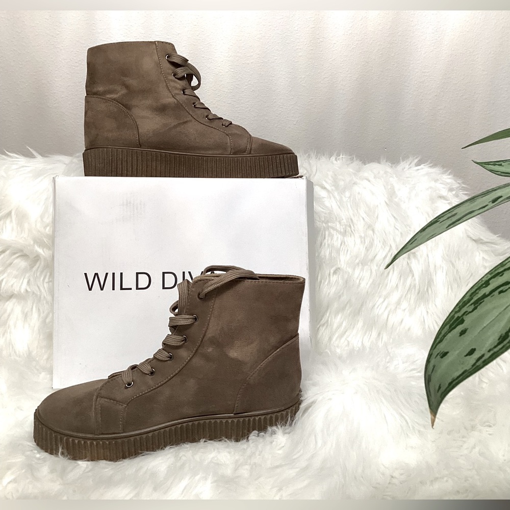 Wild Diva Lounge | color: 9 | color: Taupe